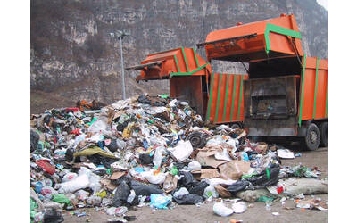 Immagine: DISCARICA RIFIUTI VELA